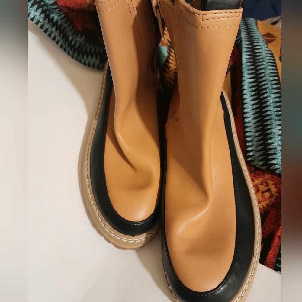 Ladies Tan Lug Sole Chelsea Boots - Size - 6 1/2